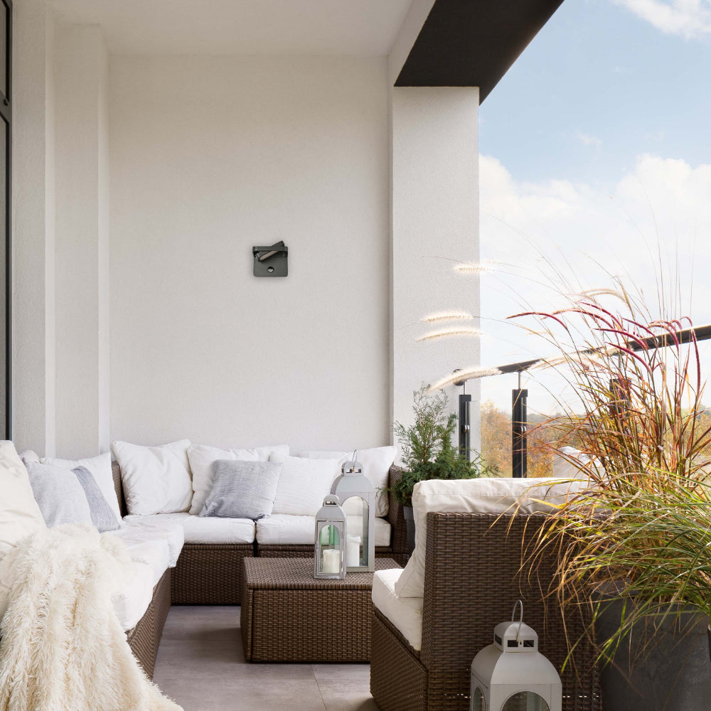 Luz de pared LED exterior de 13W, perfecta para jardines modernos, aportando iluminación elegante y funcional en espacios al aire libre.