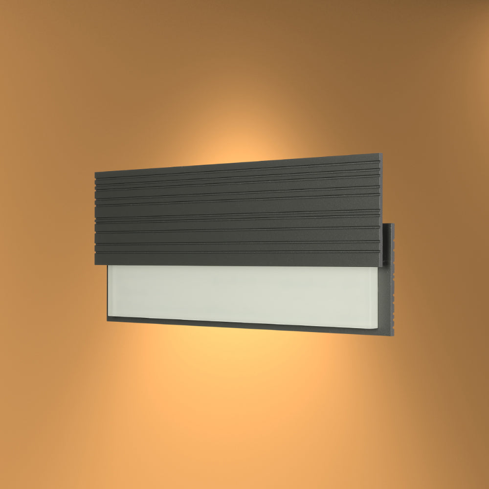 Luz de pared LED exterior de 20W, ideal para patios modernos, destacando su diseño minimalista y eficiente.