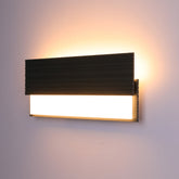 Luz de pared LED exterior de 20W, ideal para jardines y terrazas, con diseño moderno y elegante que complementa la decoración contemporánea.