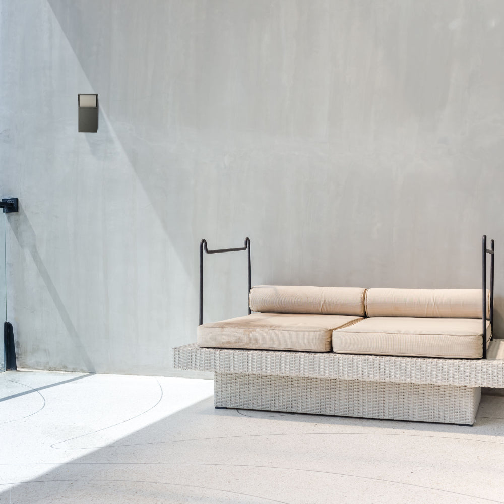 Luz de pared LED para exteriores, ideal para patios modernos, con diseño minimalista y características de eficiencia energética.