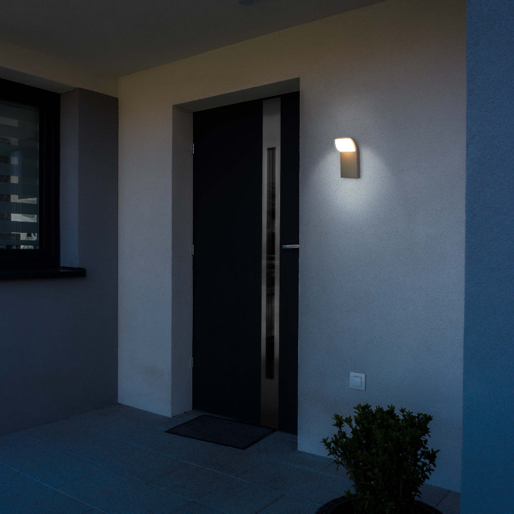 Aplique de pared LED exterior de 7W, ideal para entradas y jardines con estilo moderno y minimalista.