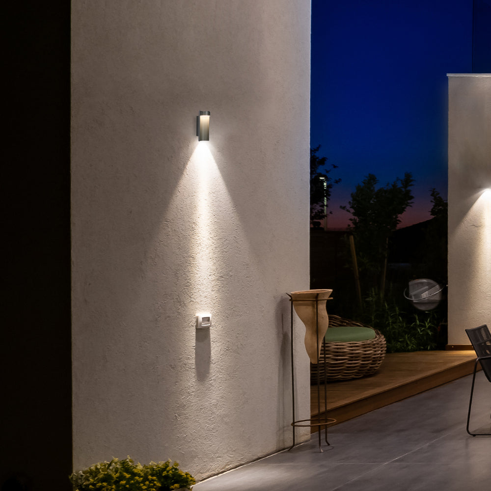 Luz de pared exterior de bambú LED, ideal para jardines modernos, con temperaturas CCT ajustables de 3000K a 6500K para diversas atmósferas.