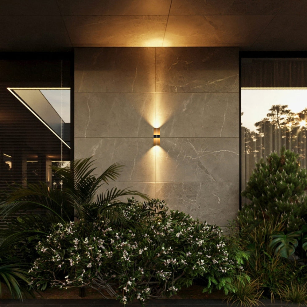 Luz de pared LED de bambú partido, ideal para exteriores con estilo contemporáneo, ofreciendo tres temperaturas de color.