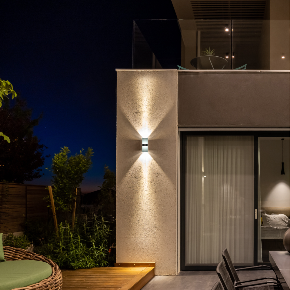 Luz de pared LED exterior de bambú, ideal para jardines con estilo natural y contemporáneo, adaptable de 3000K a 6500K.