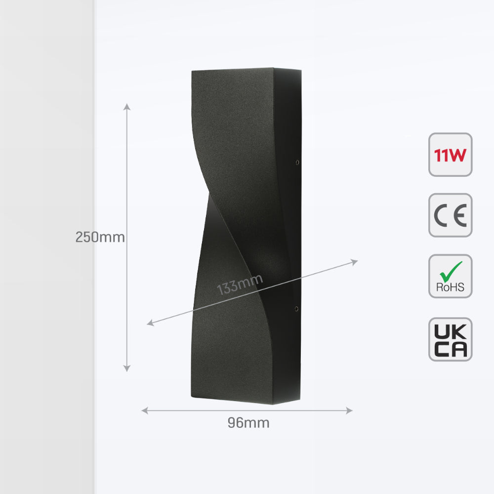 Luz de pared LED exterior ajustable en altura, ideal para patios modernos, proporcionando una iluminación versátil en diferentes ambientes.