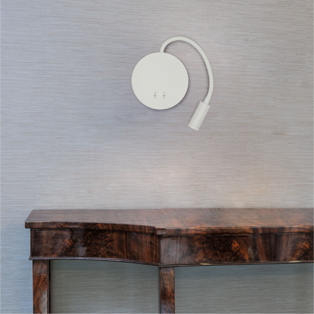 Luz de pared LED estilo moderno de cuello de ganso, perfecta para iluminar el área de lectura junto a la cama en dormitorio contemporáneo.