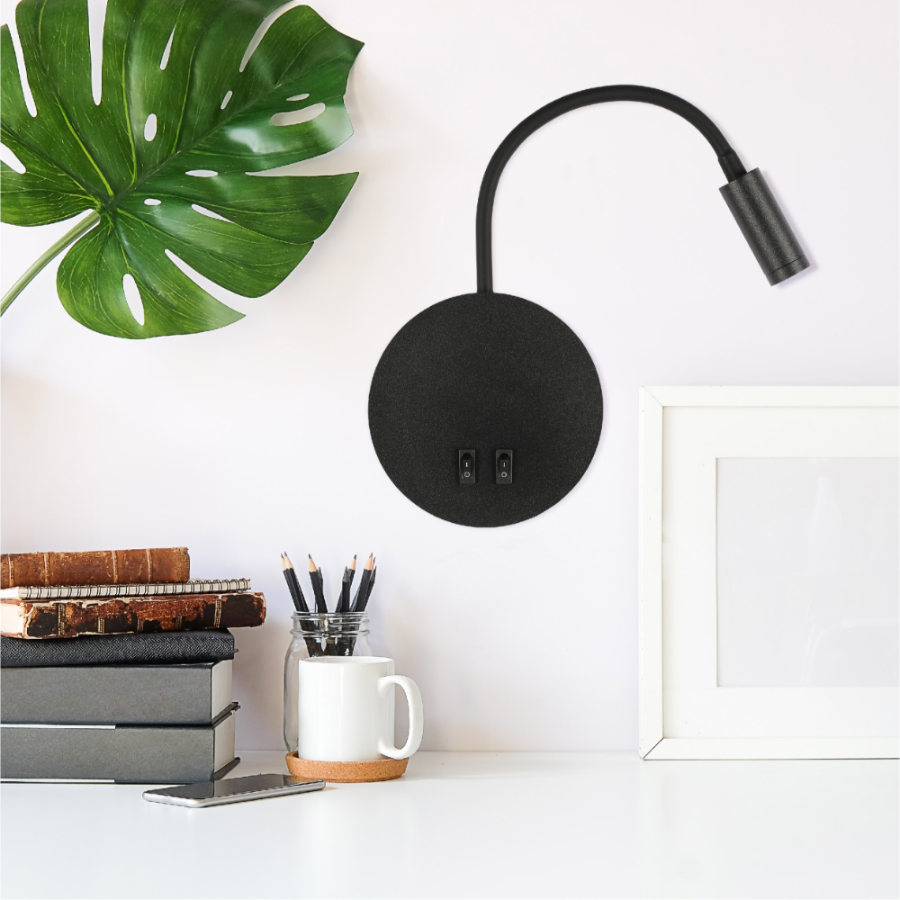 Aplique de pared LED con diseño gooseneck, ideal para leer en la cama, complementa decoraciones modernas y funcionales.