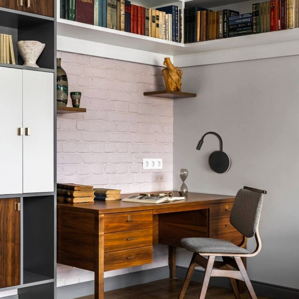 Luz de pared LED gooseneck ideal para lectura junto a la cama, perfecta para decoraciones modernas y ambientes acogedores.