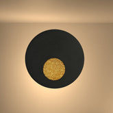 Luz de pared LED Eclipse Radiance negra, perfecta para oficinas con decoración moderna, aportando funcionalidad y estilo contemporáneo.