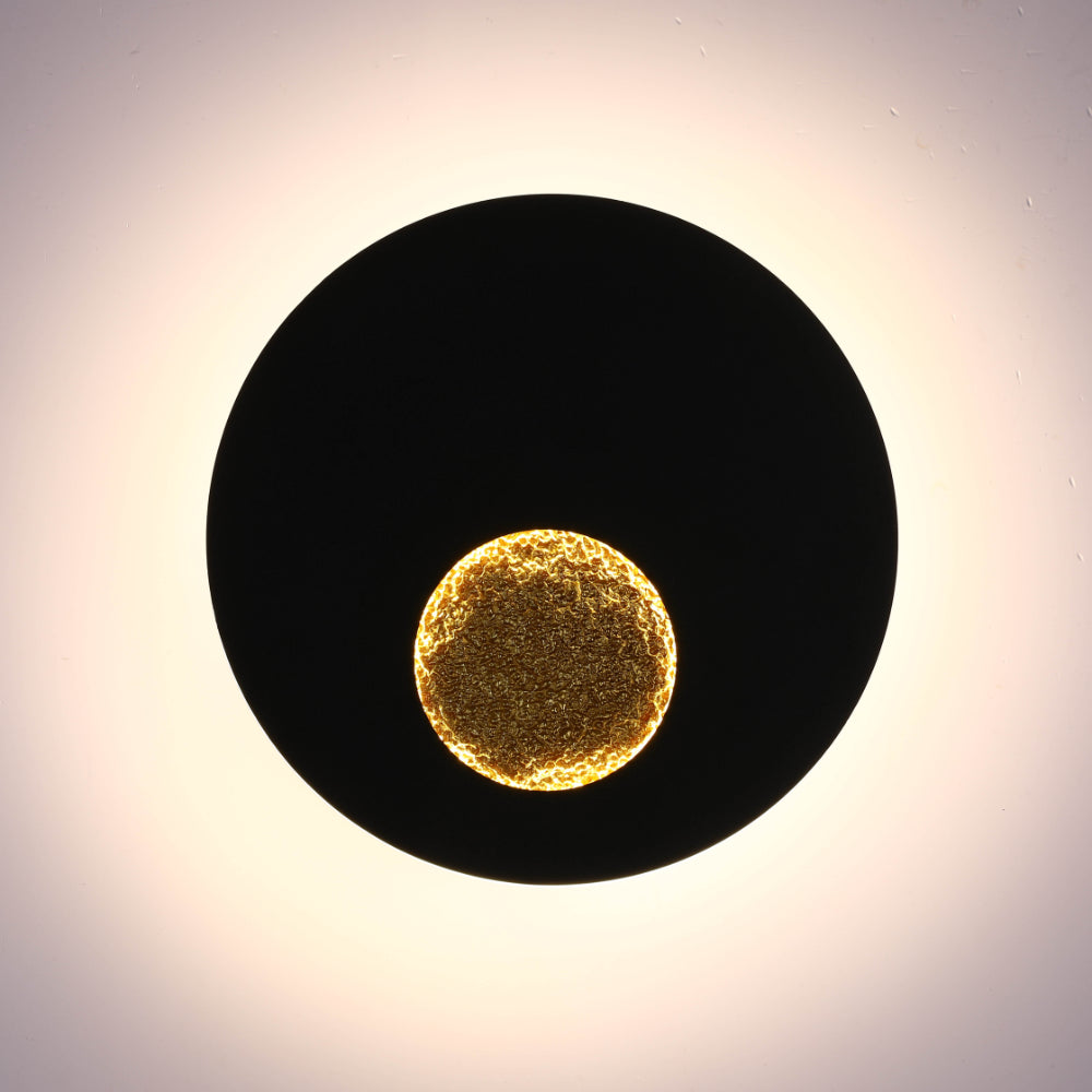 Luz de pared LED Eclipse Radiance en negro, ideal para espacios modernos y minimalistas, ofreciendo iluminación cálida de 4000K.
