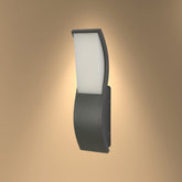 Luz de pared LED exterior rectangular con diseño ondulado, ideal para fachadas modernas y patios contemporáneos.