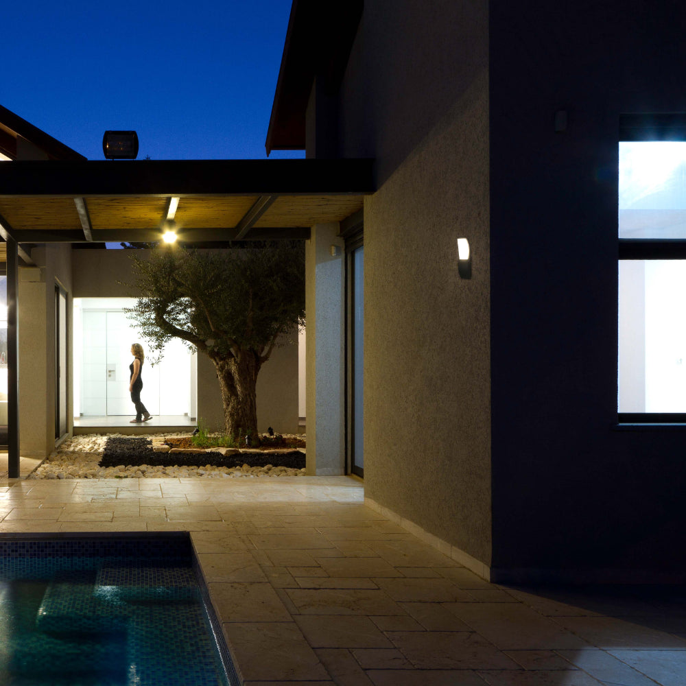 Luz de pared LED exterior rectangular y ondulada, ideal para jardines con decoración contemporánea y moderna.