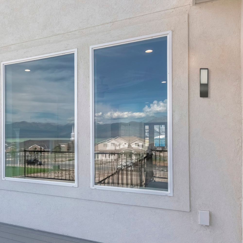 Luz de pared LED exterior rectangular ondulada, ideal para patios o jardines, complementa decoraciones modernas.