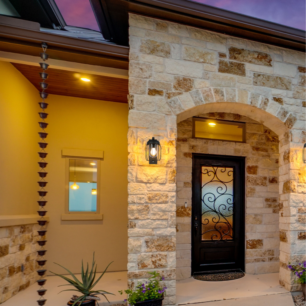 Lámpara de pared exterior de diseño moderno en gris oscuro, ideal para iluminar jardines o patios con estilo contemporáneo.