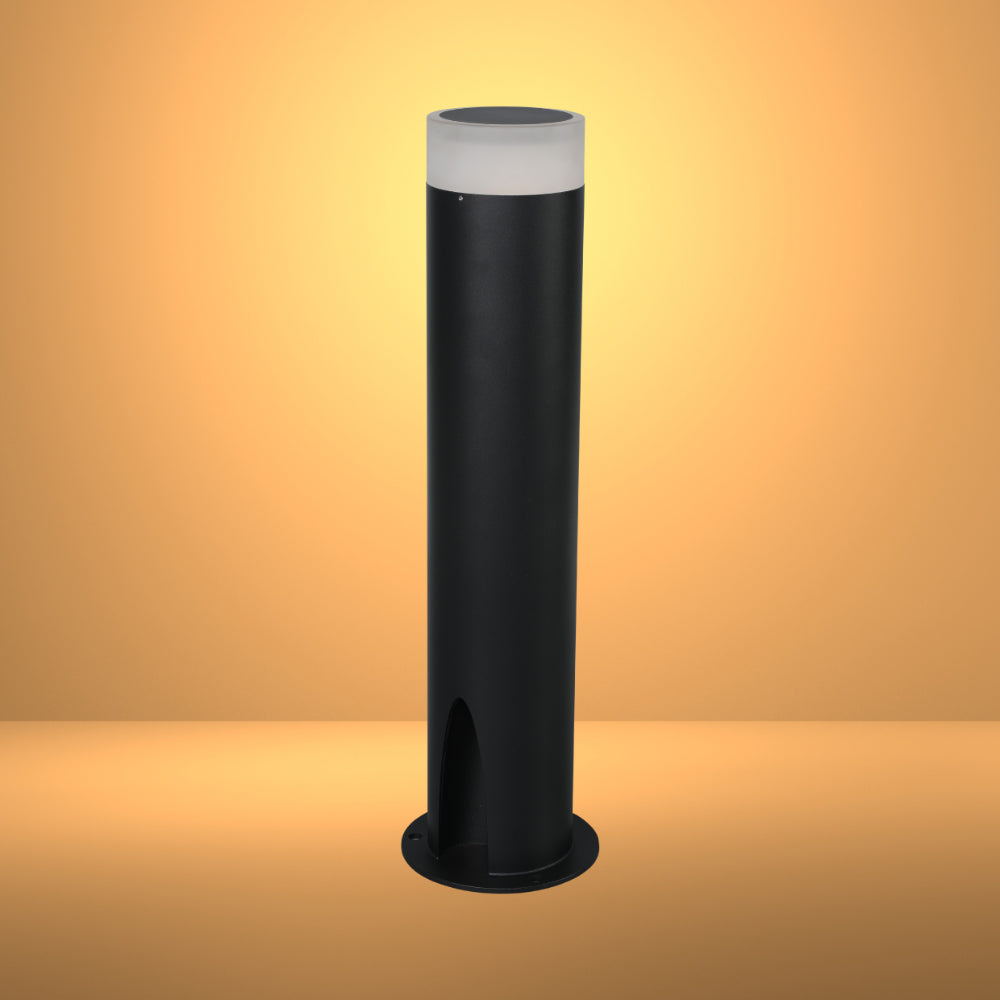 Imagen de un farol de camino exterior Cortez negro, ideal para jardines con estilo contemporáneo y espacios al aire libre.