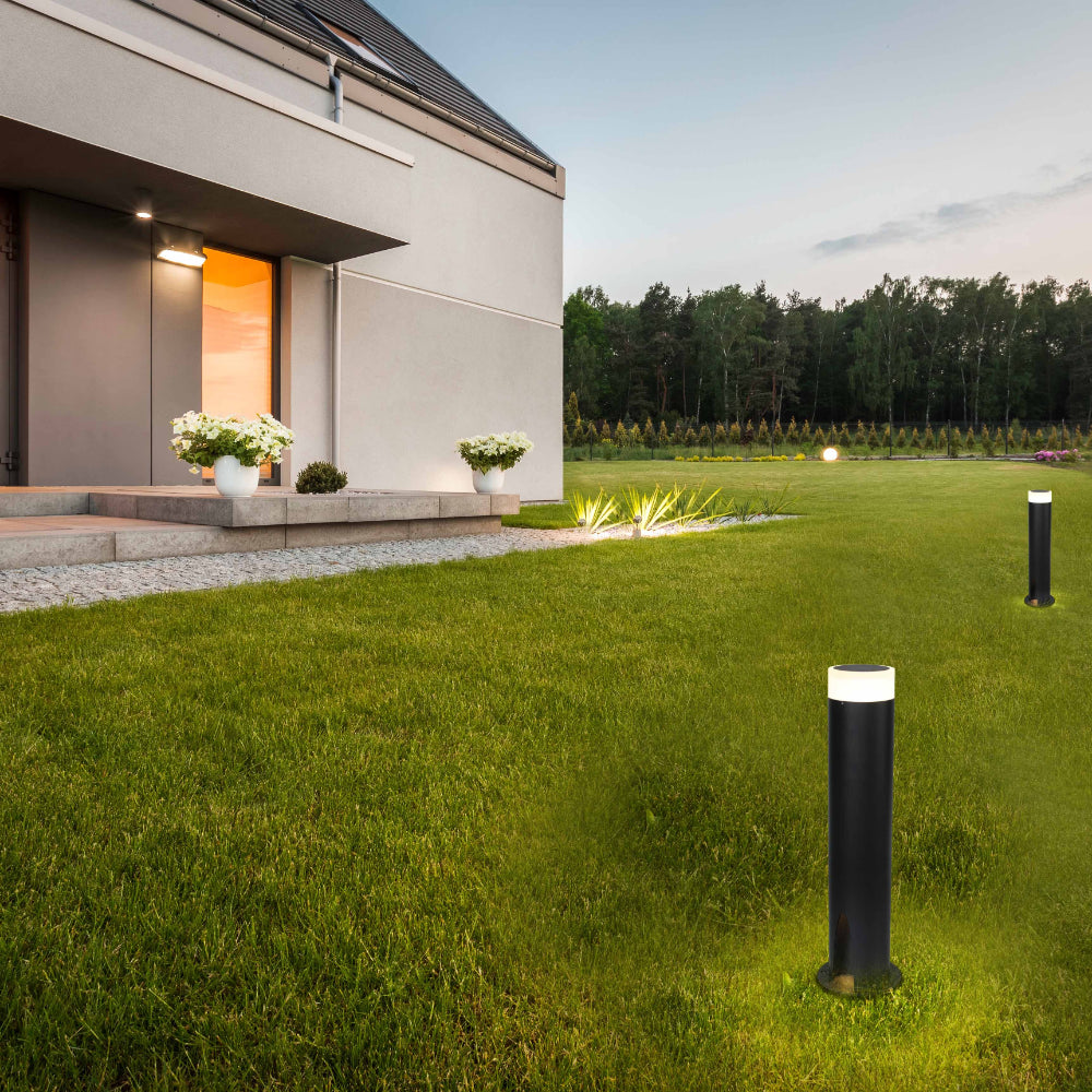 Luz exterior tipo bolardo negra, ideal para iluminar senderos en jardines modernos. Diseño elegante y funcional para espacios al aire libre.