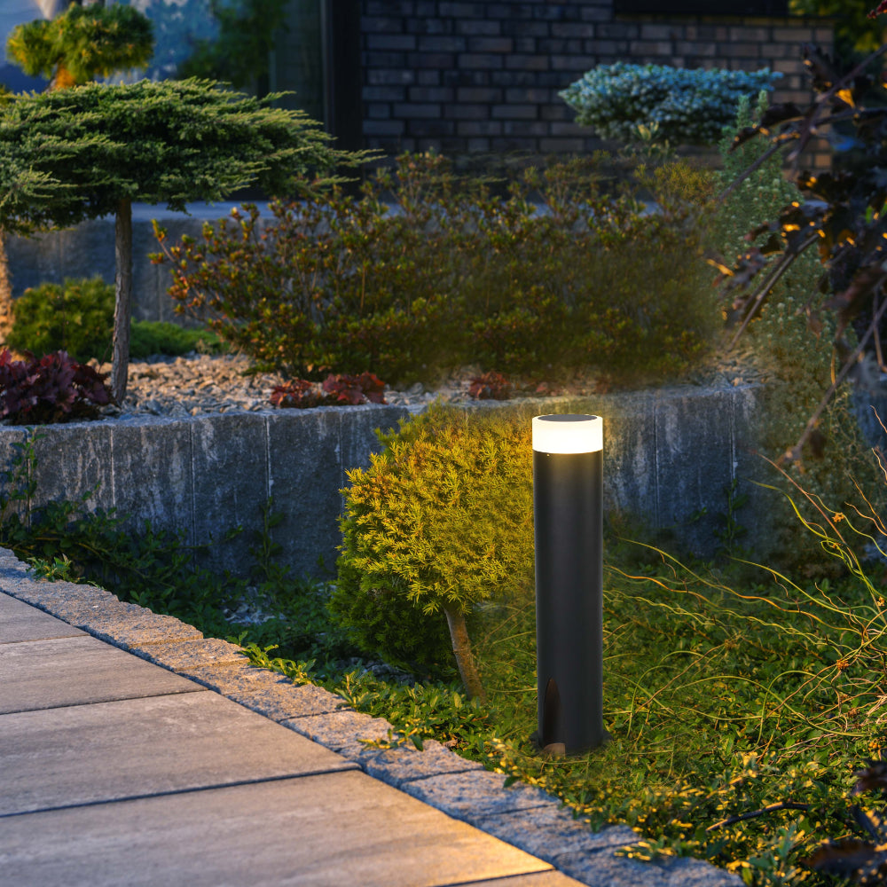 Luz de bolardo de jardín negra, ideal para iluminar caminos en exteriores con estilo contemporáneo y decoración moderna.