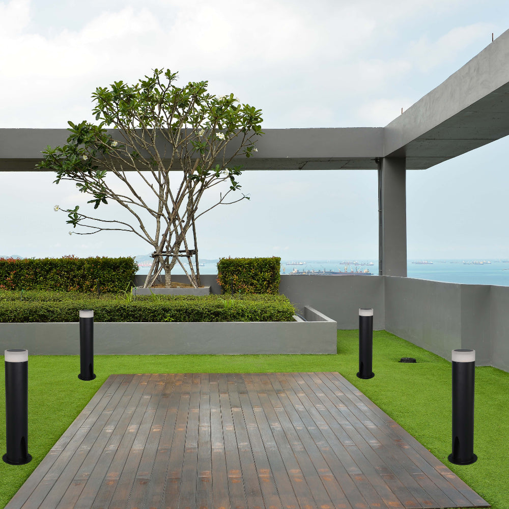 Luz de bolardo negra para exteriores, ideal para senderos en jardines modernos, proporcionando una iluminación elegante y funcional.