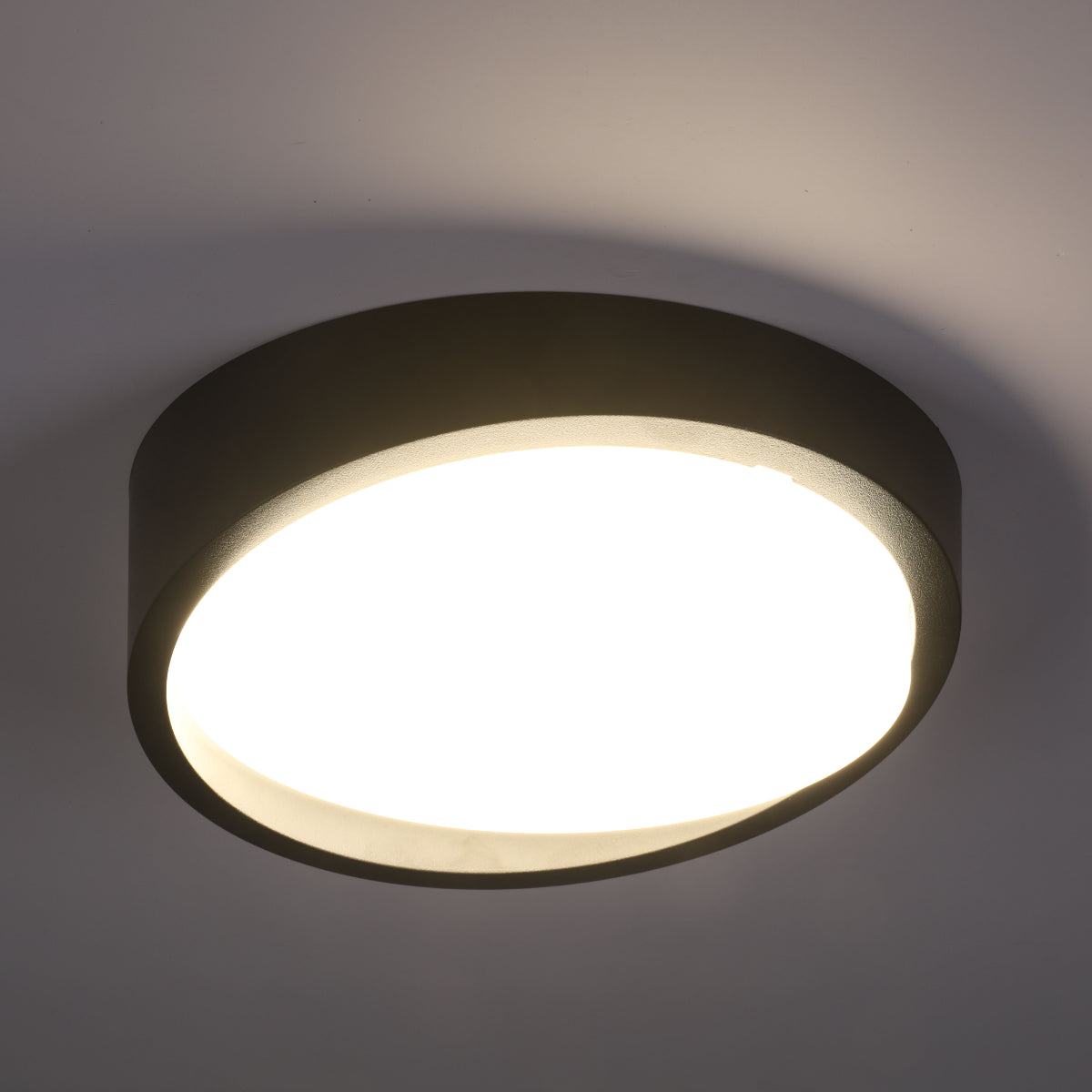 Imagen de un plafón LED minimalista negro, ideal para espacios interiores y exteriores con decoración moderna, ofreciendo iluminación eficiente.