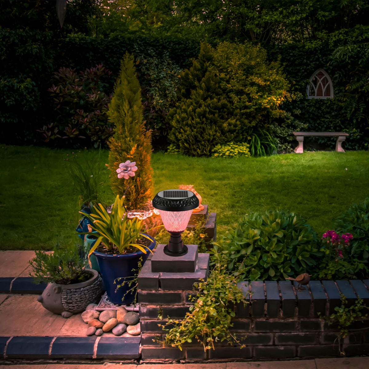 Luz solar de pared y montura, perfecta para iluminar senderos en jardines modernos, combinando funcionalidad y diseño elegante.