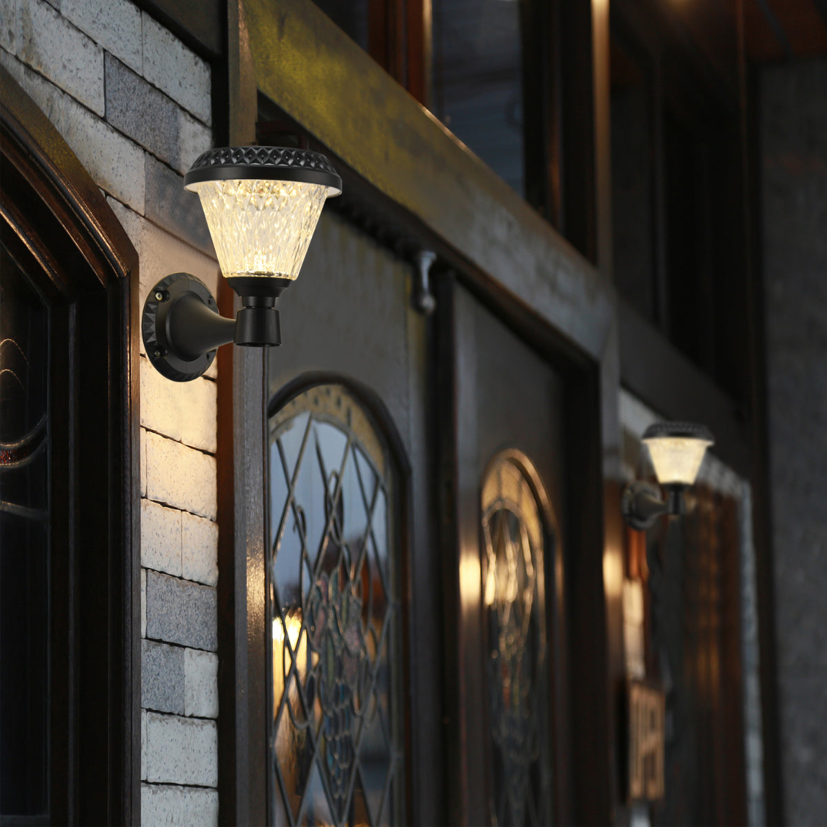 Luz solar de pared montada en un jardín, perfecta para exteriores con estilo moderno y elegante. Ideal para senderos y patios.