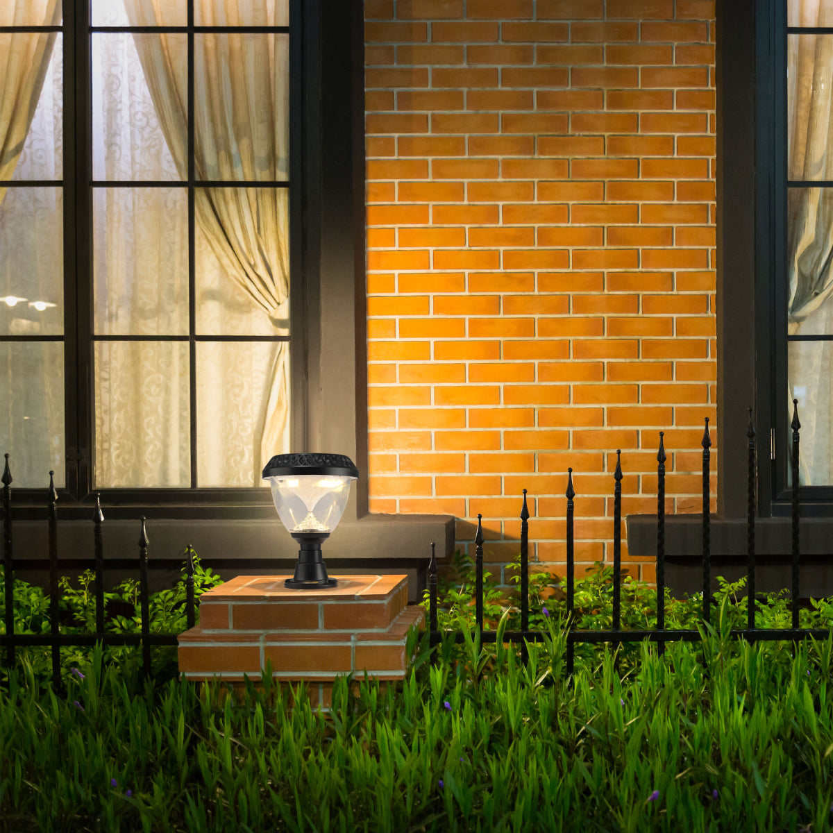 Luz solar de pared tipo pié en acción, ideal para jardines o patios con estilo contemporáneo y ambiental.
