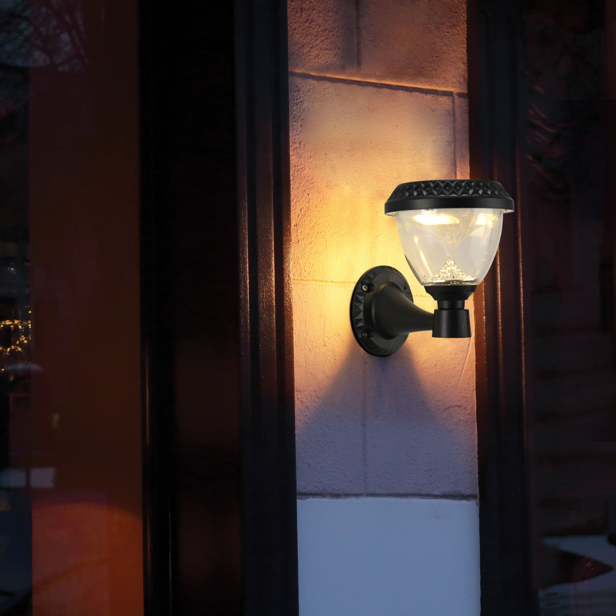 Luz solar de pared tipo bollard, ideal para jardines y entradas, con diseño moderno y funcionalidad 3 en 1.