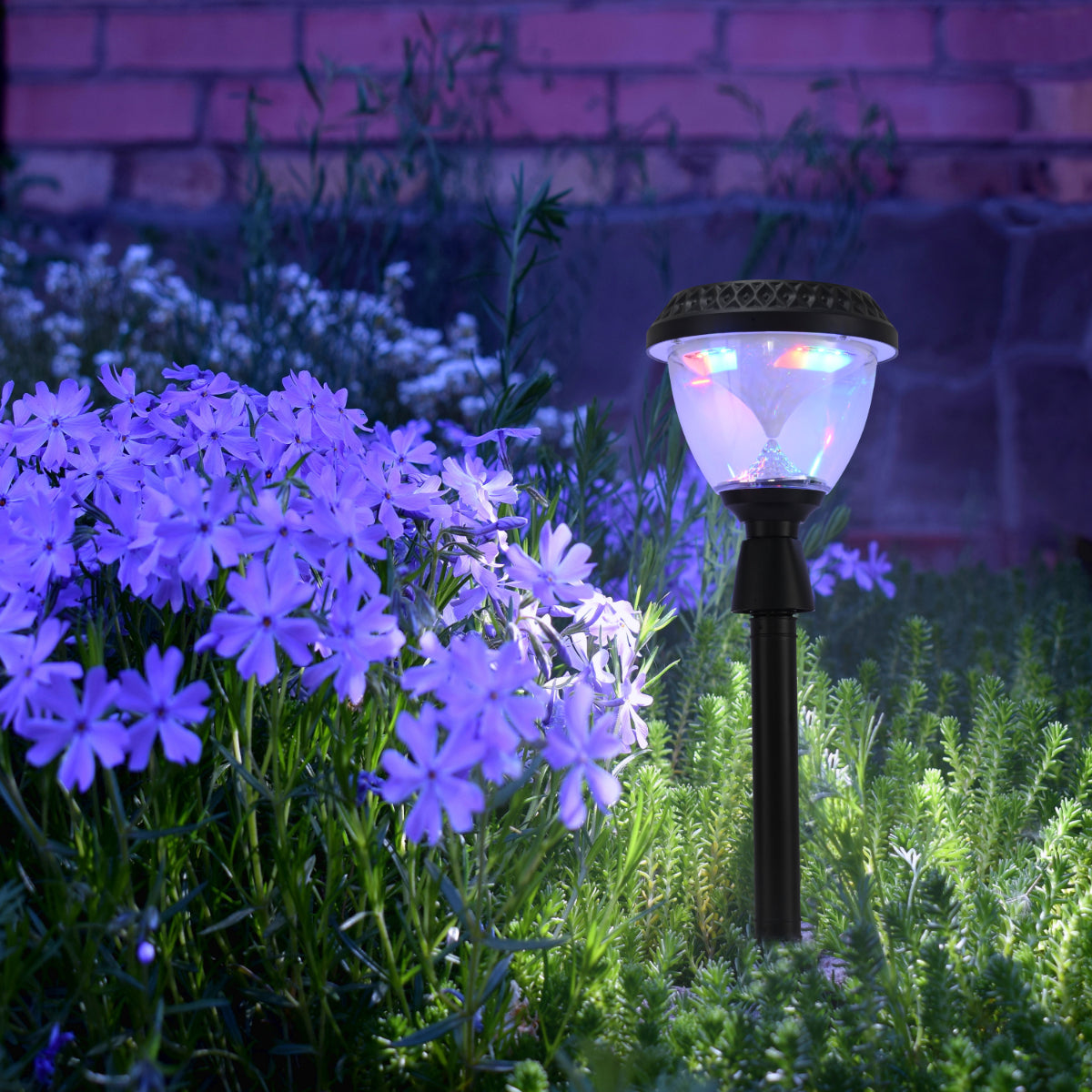 Luz solar de pared tipo farola, ideal para jardines en estilo moderno, proporcionando iluminación ambiental y funcional.