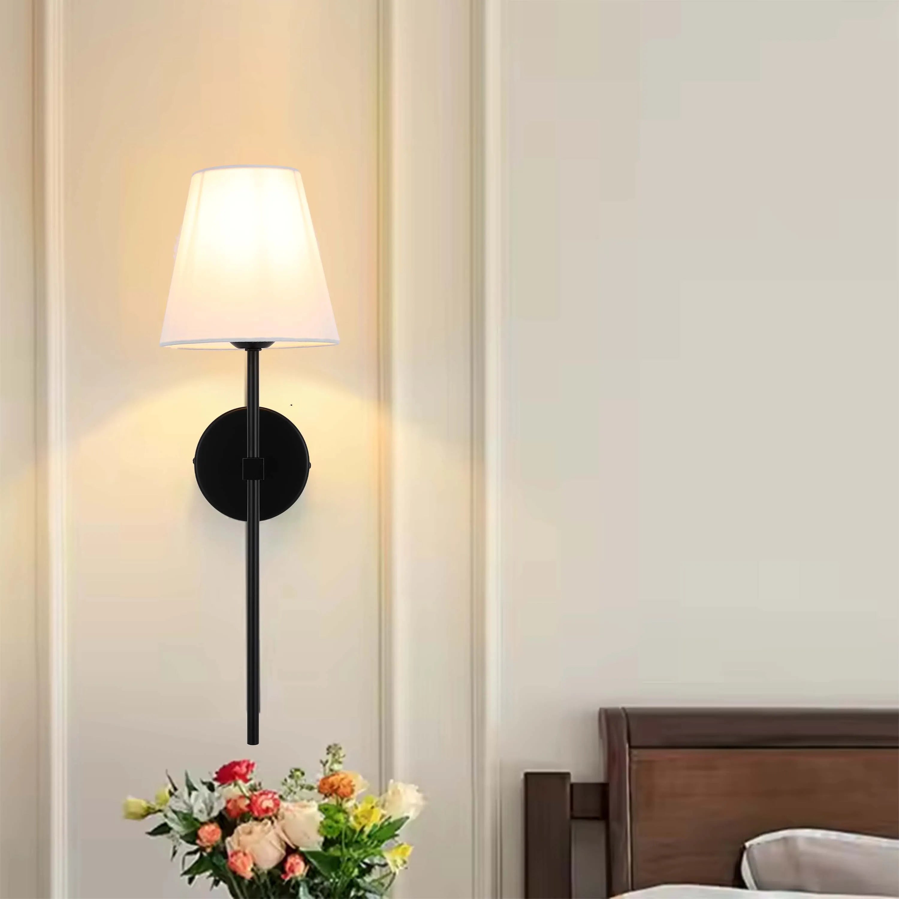Lámpara de pared moderna con pantalla de tela blanca – Base E27, 540 mm de altura, regulable