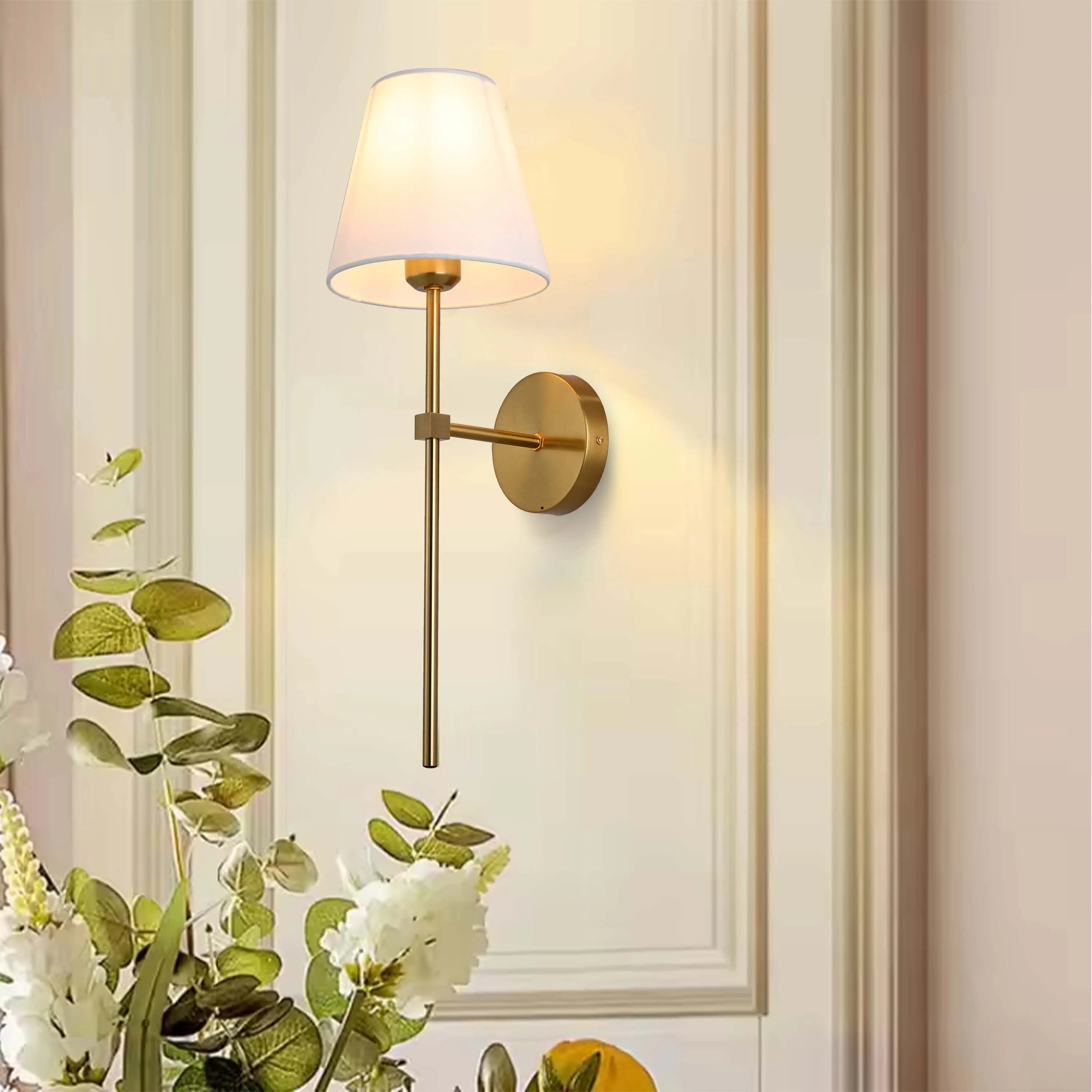 Lámpara de pared moderna con pantalla de tela blanca – Base E27, 540 mm de altura, regulable