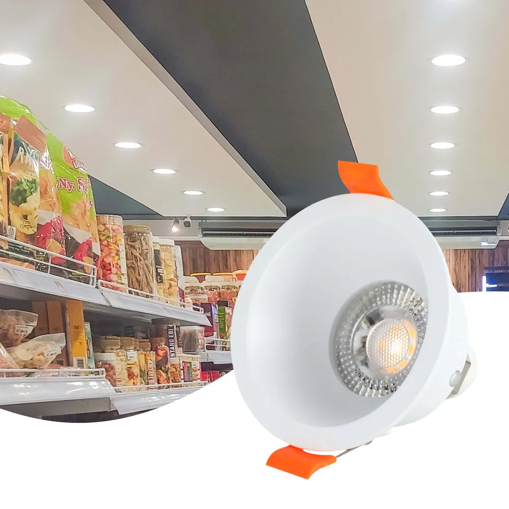 <code>GU10</code> luminaria empotrable iluminando una sala de estar moderna con una decoración elegante, proporcionando luz de bajo deslumbramiento y estilo para un ambiente acogedor.143-03997