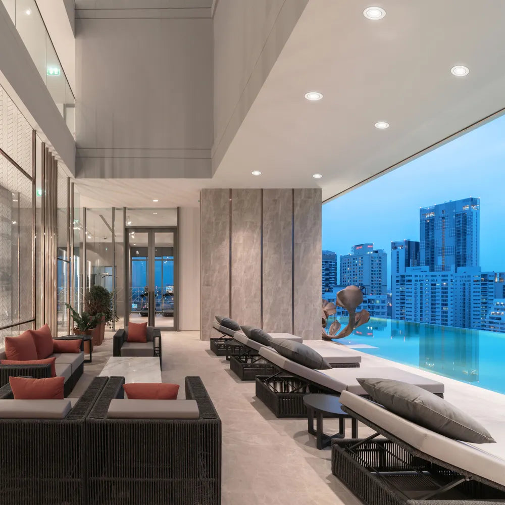 Moderna lámpara empotrable GU10 iluminando una elegante sala de estar con una decoración sofisticada y estilizada, mejorando la ambientación y la sofisticación.143-03999