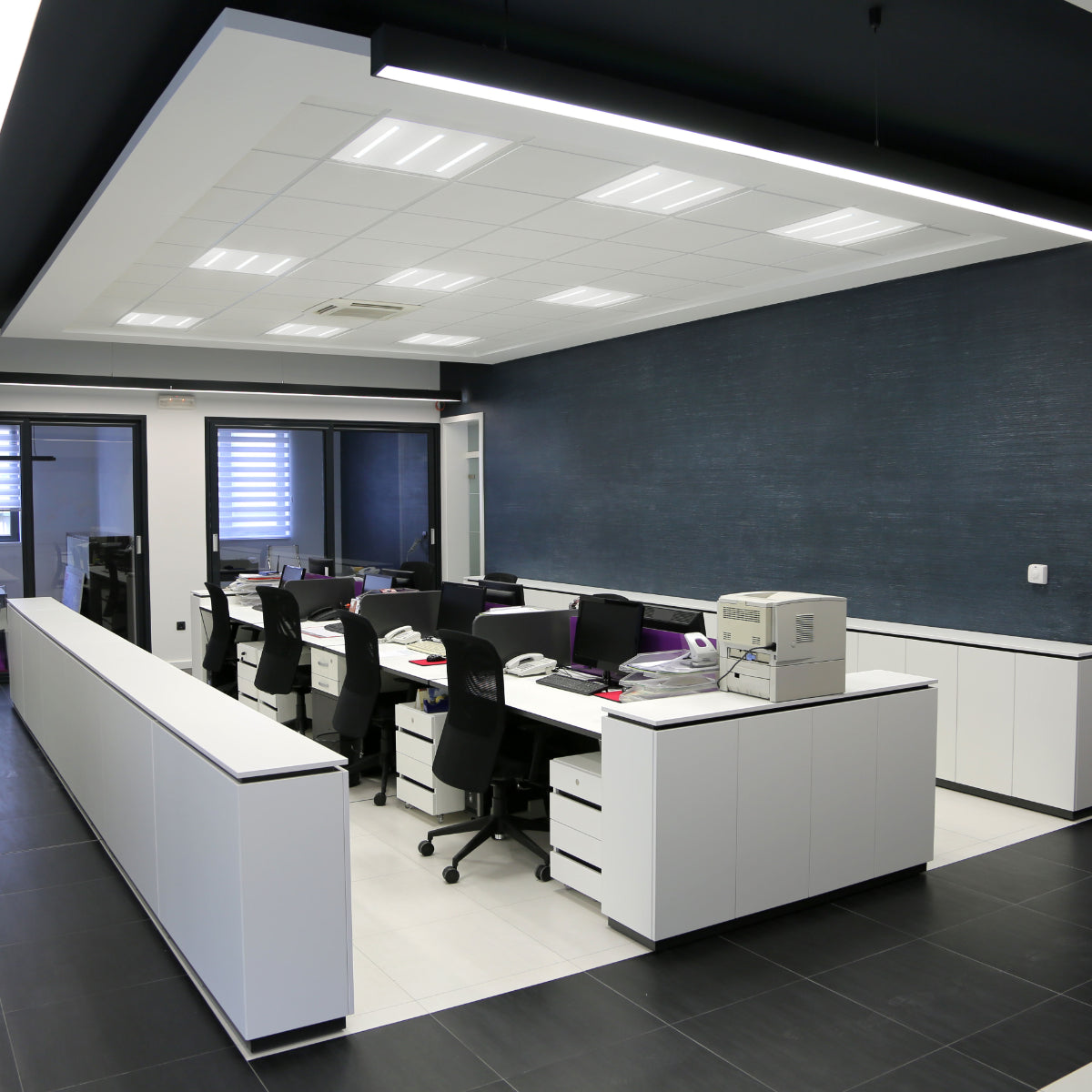 Panel LED de 40W y 4000lm, ideal para oficinas modernas, proporcionando iluminación de calidad y eficiencia energética.