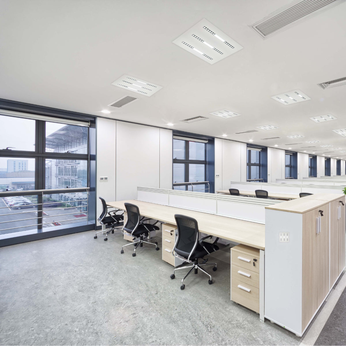 Panel LED anti-deslumbrante de 40W, ideal para oficinas modernas, proporcionando luz uniforme y eficiente en espacios de trabajo.