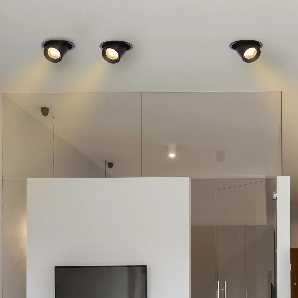 Downlight LED elegante en cocina moderna, iluminando decoración estilizada con gimbal ajustable para iluminación focalizada. Perfecto para espacios contemporáneos.143-03408
