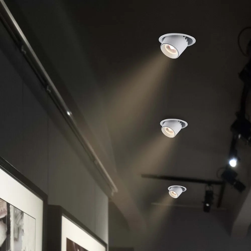 Luz empotrada LED moderna en una sala de estar contemporánea, con decoración elegante y gimbal ajustable para iluminación dirigida.143-03409