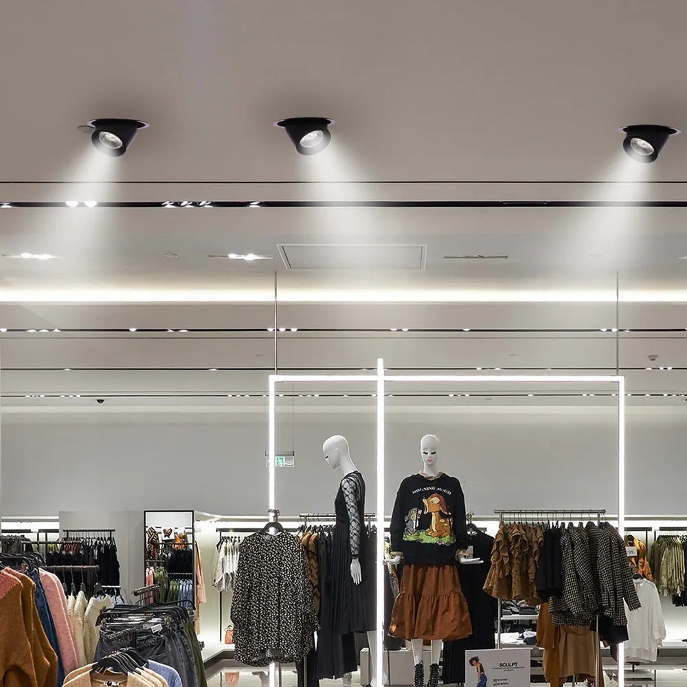 Moderno downlight LED en una sala de estar elegante, integrándose perfectamente con la decoración contemporánea y ofreciendo opciones de iluminación ajustables.143-03410