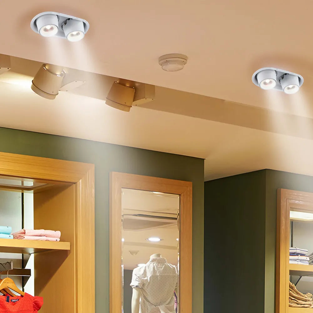 <strong>Luz empotrada LED moderna en una sala de estar elegante</strong>, realzando la decoración contemporánea con un diseño de cardán ajustable para iluminación focalizada.