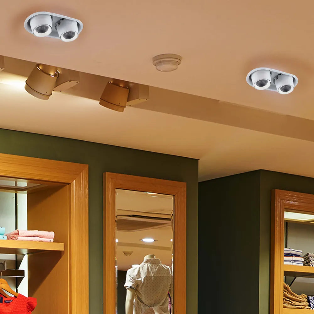 Moderno downlight LED iluminando una sala de estar moderna con decoración minimalista, con gimbal ajustable para opciones de iluminación versátiles.143-03414