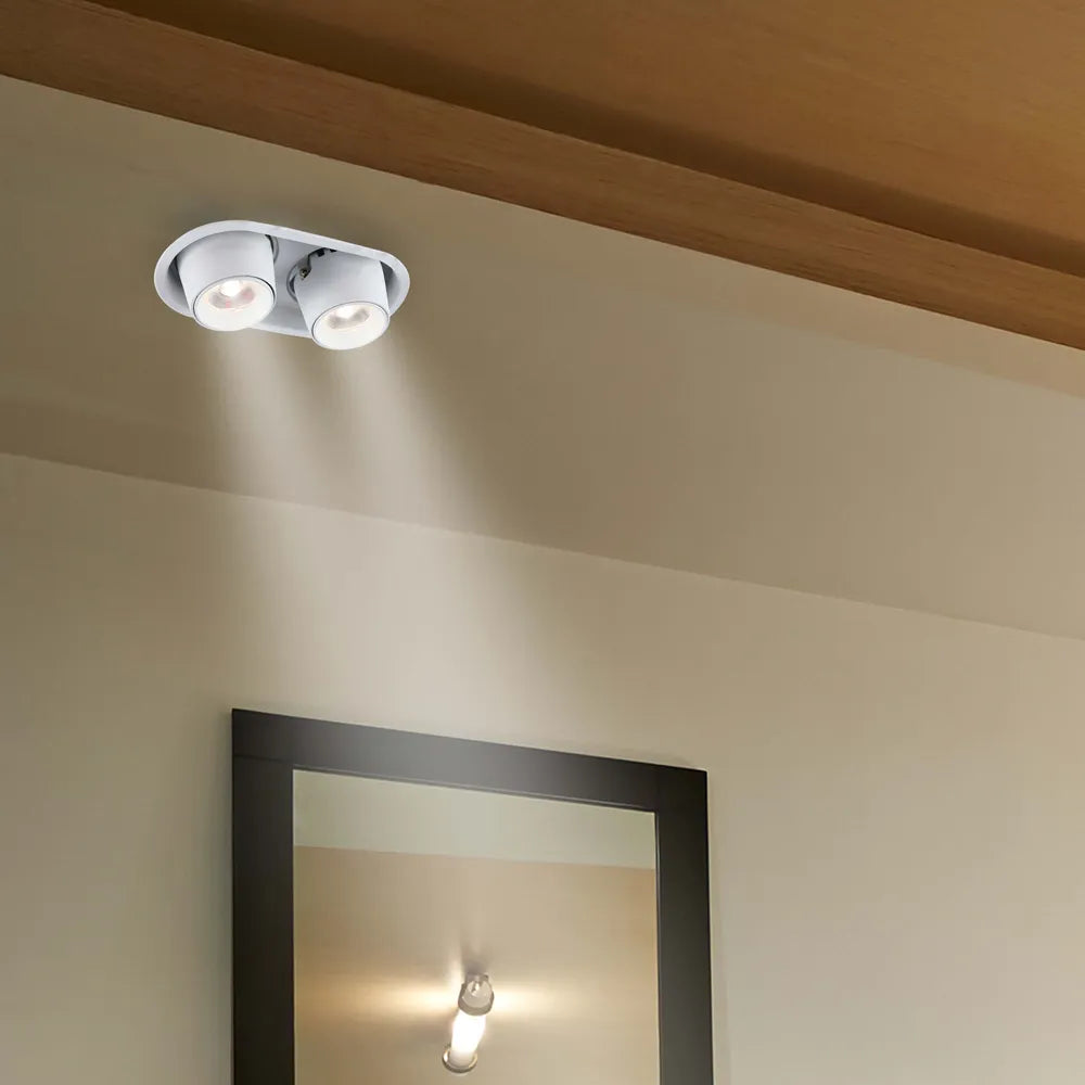 Downlight LED elegante iluminando una cocina moderna con decoración minimalista, proporcionando iluminación ajustable para una atmósfera elegante.143-03414