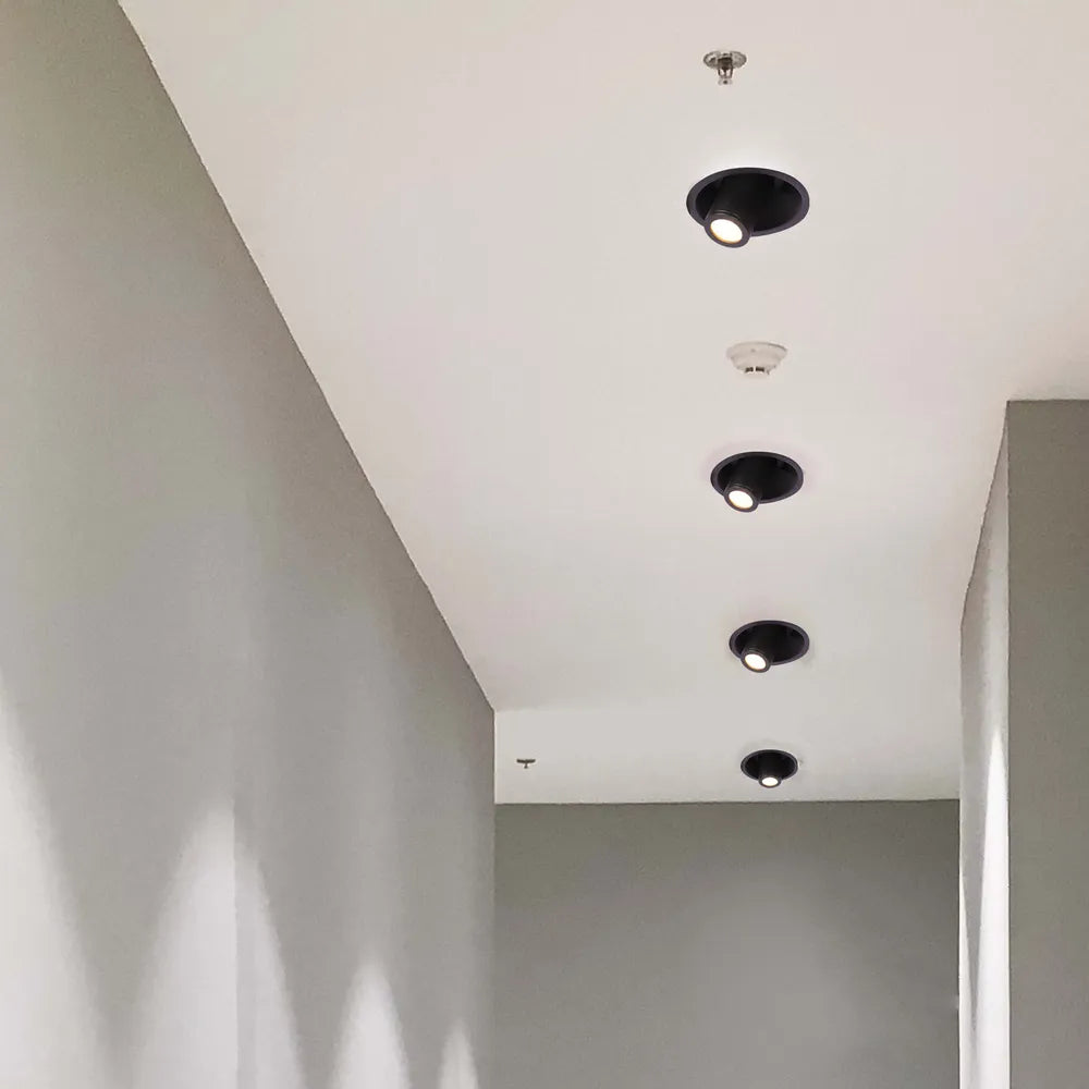 Moderno downlight LED en una elegante sala de estar, realzando la decoración contemporánea con una rótula ajustable para una iluminación dirigida.143-03416