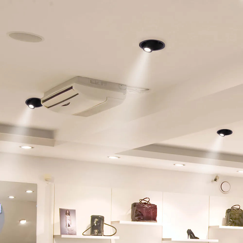 Downlight LED moderno instalado en una sala de estar elegante, destacando la decoración contemporánea y proporcionando iluminación ajustable para el ambiente.143-03416