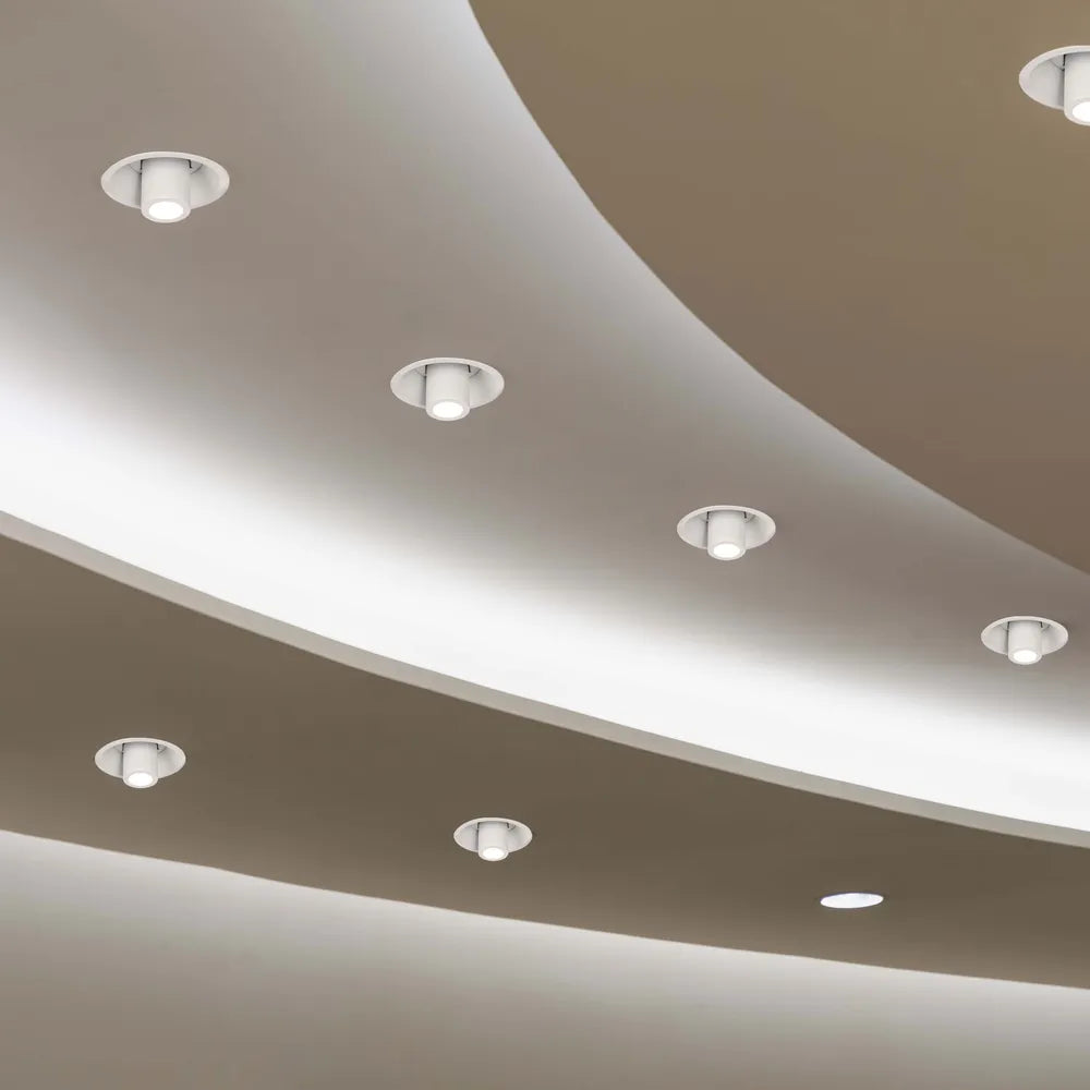 Downlight LED instalado en una sala de estar moderna, proporcionando iluminación ajustable que complementa la decoración elegante y mejora el ambiente.143-03418