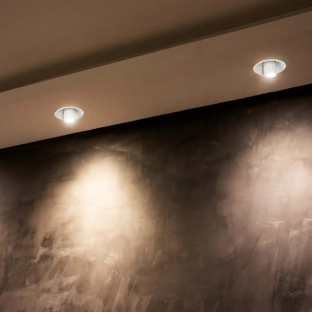 Elegante downlight LED en un ambiente de cocina moderna, que presenta un diseño estilizado que complementa la decoración contemporánea y ofrece iluminación ajustable.143-03418