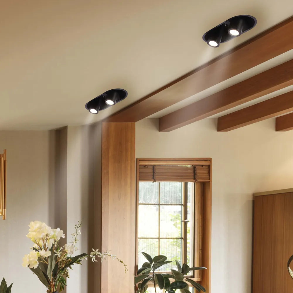 Downlight LED moderno en una elegante sala de estar, mejorando la decoración contemporánea con un gimbal ajustable para iluminación enfocada.143-03422