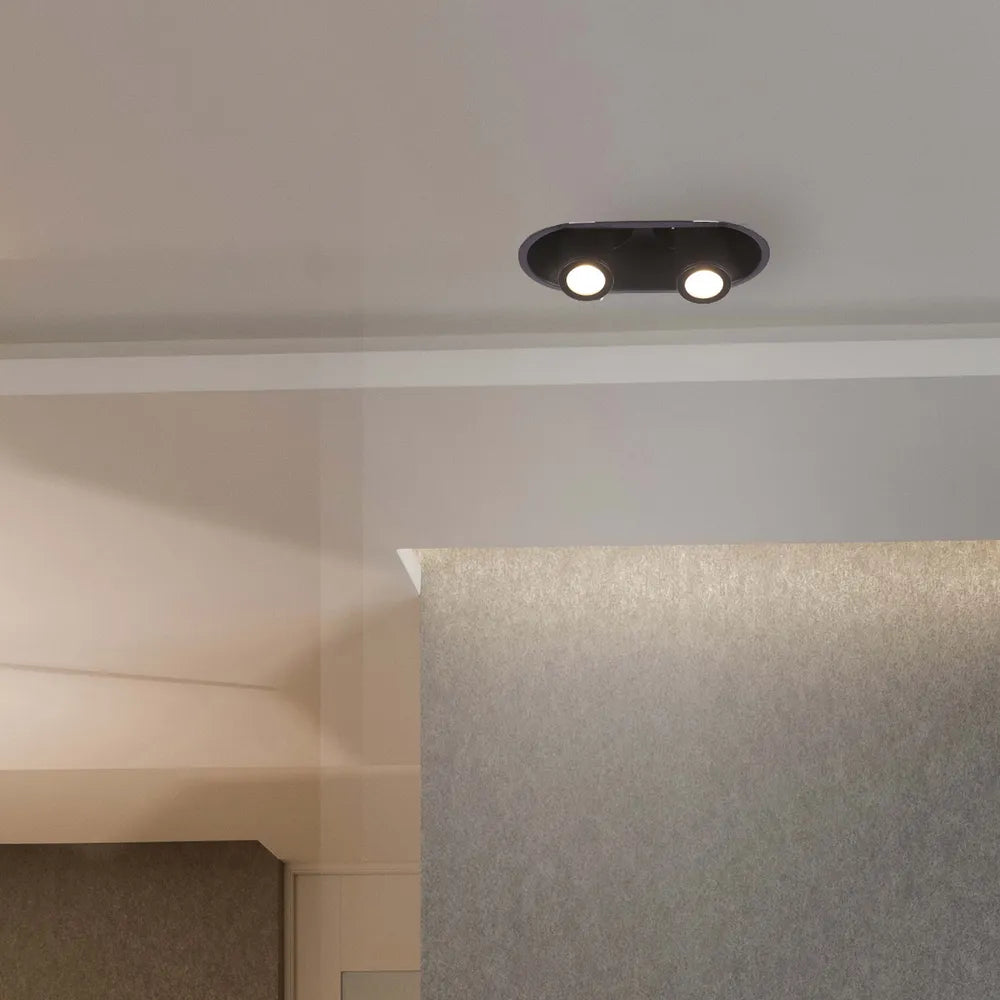Luz de techo LED moderna presentada en una sala de estar elegante, mejorando la decoración contemporánea con un diseño de cardán ajustable para una iluminación versátil.143-03422