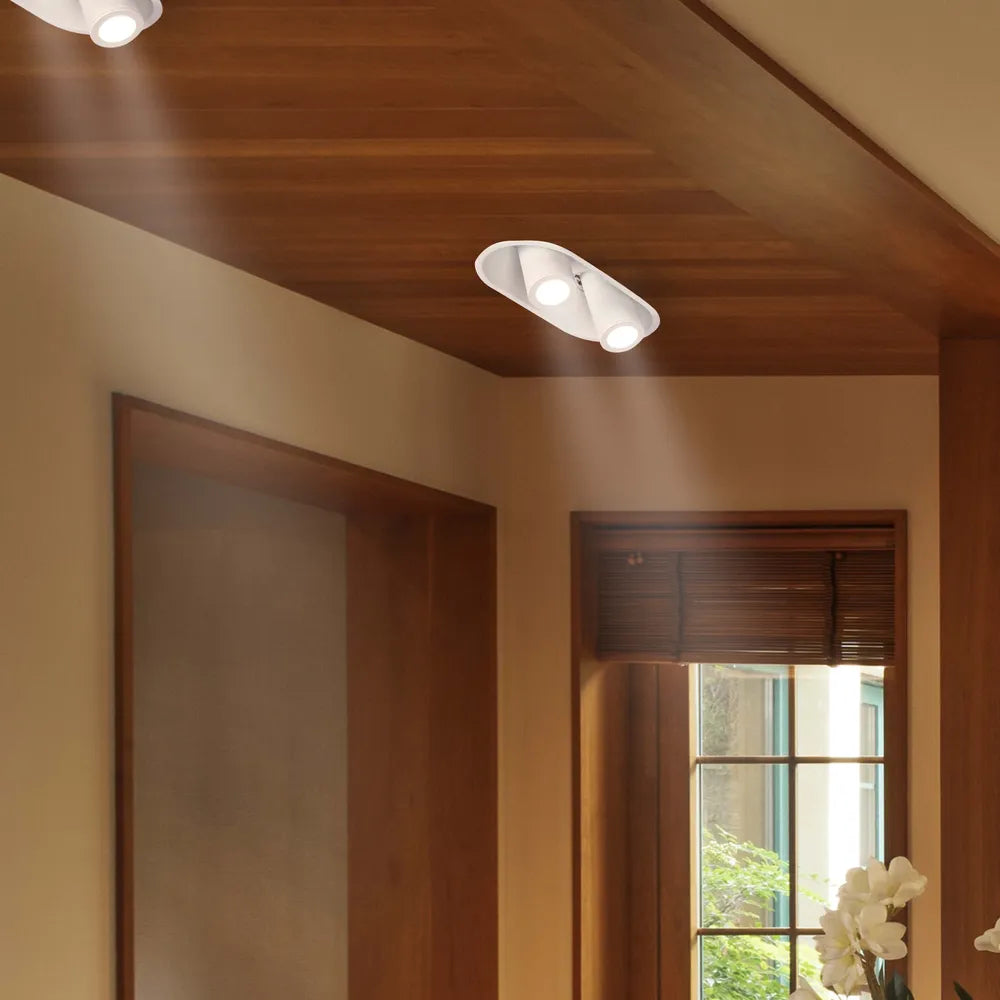 Elegante downlight LED en una sala de estar moderna que presenta un diseño de cardán ajustable, perfecto para mejorar la iluminación ambiental y de tareas.143-03424