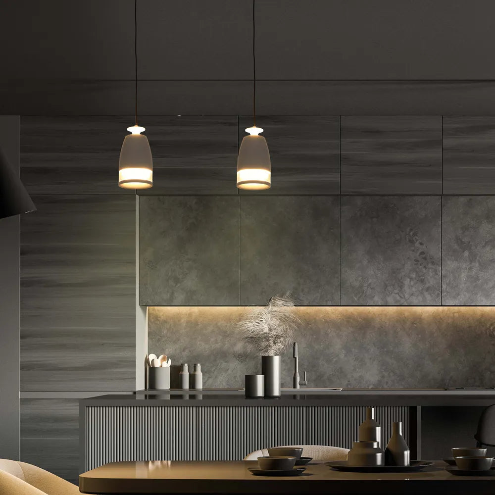 Moderna lámpara colgante de luz descendente con difusor de anillo de policarbonato, que mejora la decoración acogedora de una sala de estar con luz blanca cálida. Ideal para interiores con estilo.150-19078