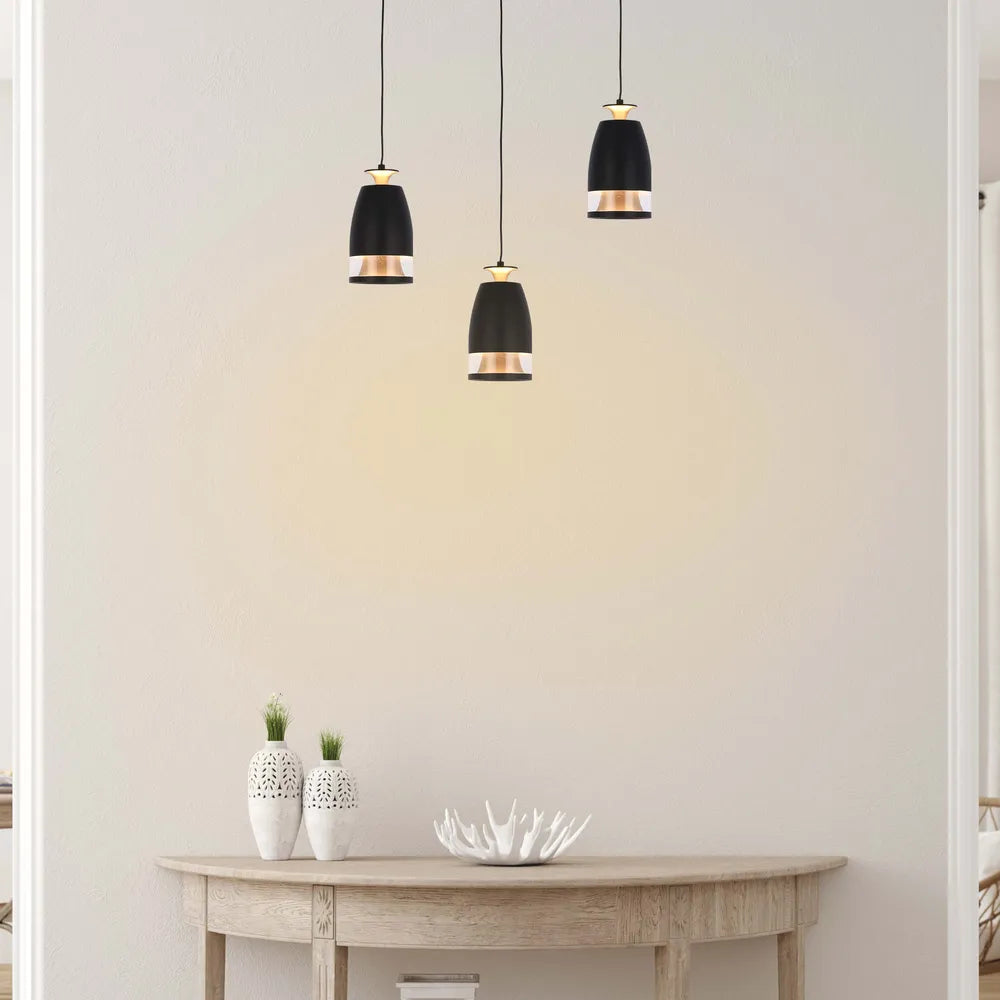 Elegante luz colgante descendente con un difusor de anillo de policarbonato, iluminando una cocina moderna con luz blanca cálida. Perfecto para decoración elegante.150-19080