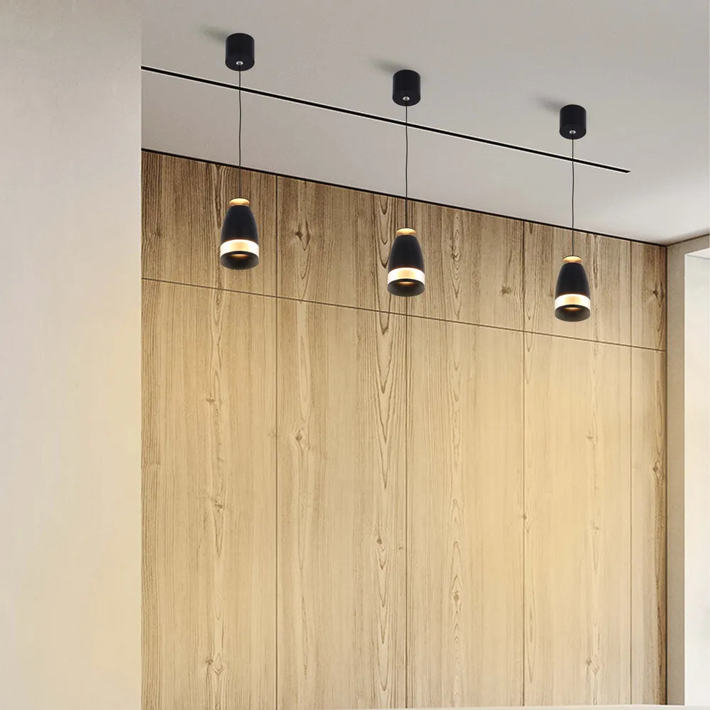 <strong>Pendiente colgante elegante en blanco cálido</strong>, <u>mejorando la decoración moderna de la cocina</u> con su difusor de anillo de policarbonato y diseño elegante.